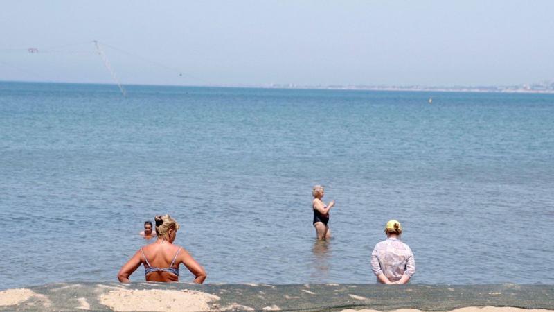 “Still no gills!”: Despite oil spills, Russia’s Black Sea beach season quietly opens
