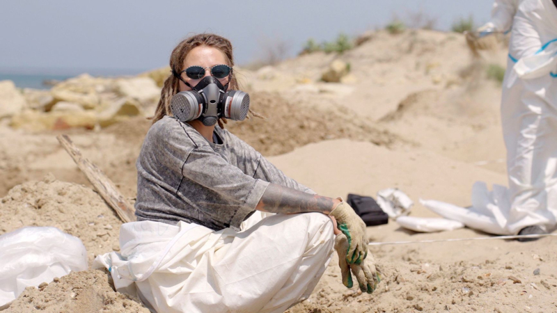 “Still no gills!”: Despite oil spills, Russia’s Black Sea beach season quietly opens