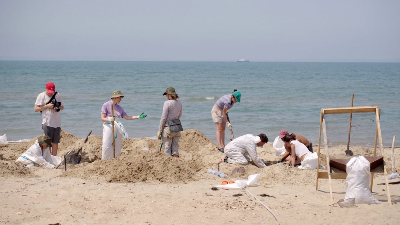 “Still no gills!”: Despite oil spills, Russia’s Black Sea beach season quietly opens